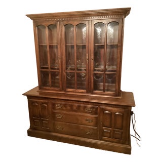 Vintage 1970’s Ethan Allen Lighted Maple China Cabinet/Hutch With Adjustable Glass Shelves For Sale