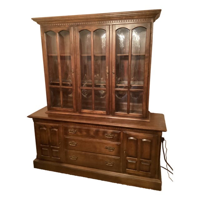 Vintage 1970’s Ethan Allen Lighted Maple China Cabinet/Hutch With Adjustable Glass Shelves For Sale
