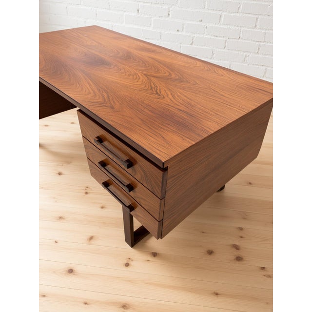 1960s Mid-Century Danish Rosewood Desk by Torben Valeur and Henning Jensen for Dyrlund, 1960s For Sale - Image 5 of 14