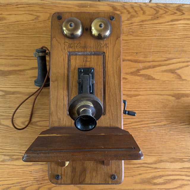 Wood Vintage Guild "The Country Belle" Wood Wall Phone Tube Radio - Model 556 For Sale - Image 7 of 9