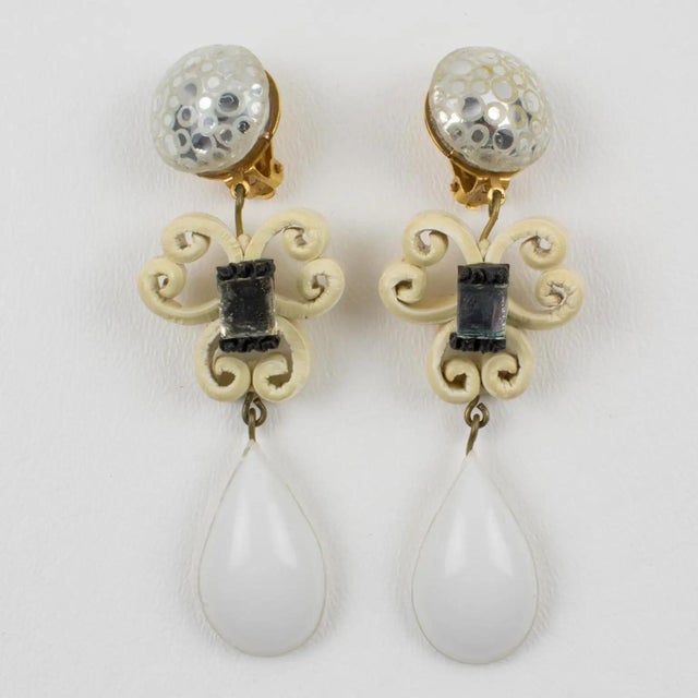 Cilea Paris Dangle White and Silver Glitter Resin Clip Earrings For Sale - Image 4 of 8