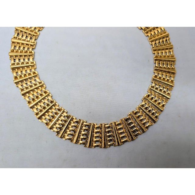 Vintage Signed Napier Goldtone Interlocking Link Wide Collar Necklace For Sale In Philadelphia - Image 6 of 10