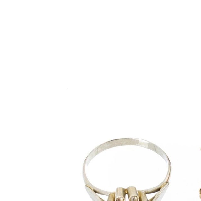 Jewelry - Ring and medal in 19.2K gold. Portuguese, 20th century; in 19.2 kt gold with medal; with copper-enameled...