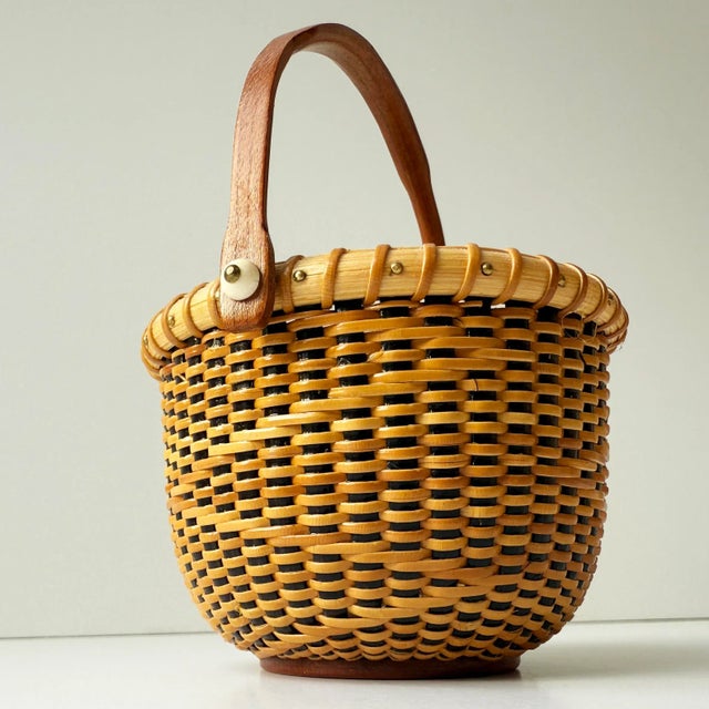 Vintage Signed Nantucket Lightship Basket – Handcrafted With Bone Handle & Geometric Pattern For Sale - Image 4 of 10