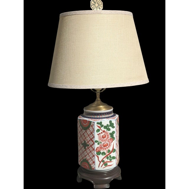 Vintage Chinoiserie Imari Style Porcelain Table Lamp With Lampshade For Sale - Image 13 of 17