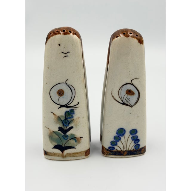 1950s Folk-Art Ken Edwards Palomar Tonala Pottery Hand Painted Salt and Pepper Shakers For Sale - Image 4 of 8