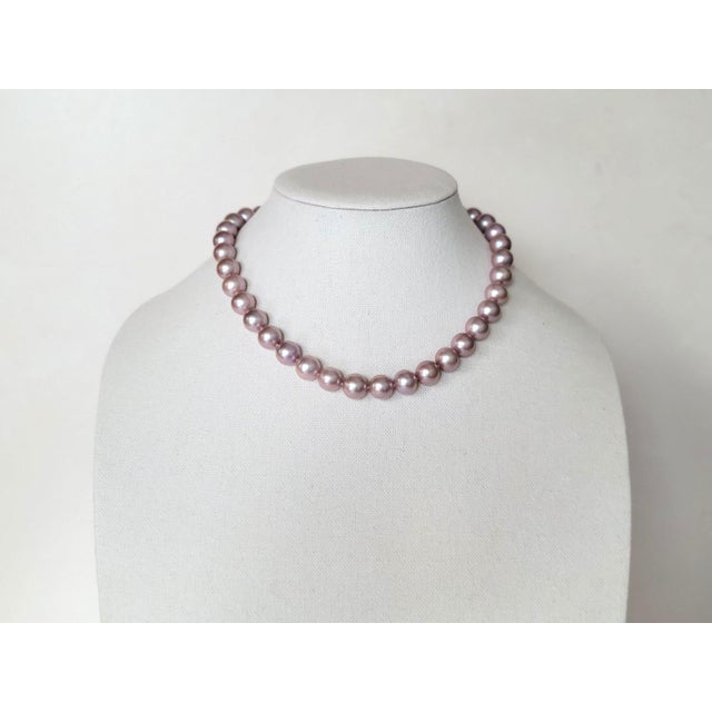 Indulge in the timeless beauty of this exquisite pink Edison pearl necklace. Measuring 18 inches in length and featuring...