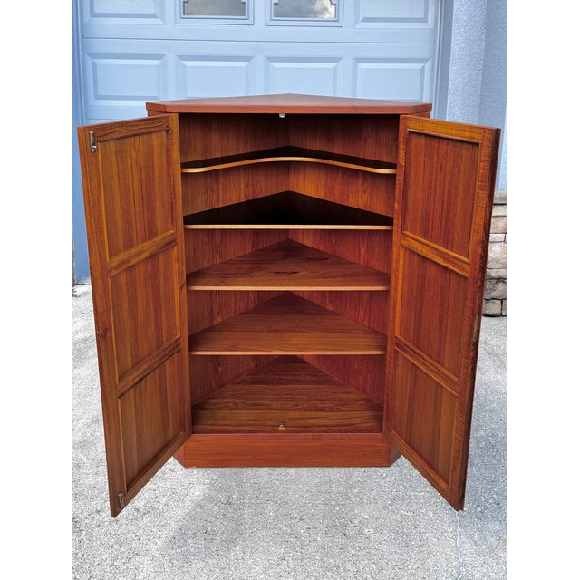 Wood Mid Century Danish Modern Teak Corner Cabinet With Lock + Key | Vamo Sønderborg Møbelfabrik For Sale - Image 7 of 18