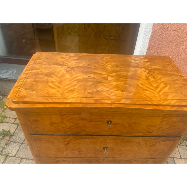 Very shapely small Biedermeier chest of drawers in birch veneer, with recessed top panel, underneath a small shingle roof,...