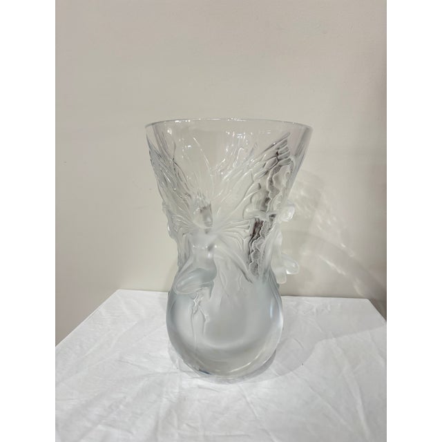 Art Nouveau Large Lalique "Fairy" Three Winged Sprites Vase in Polished & Frosted Crystal. For Sale - Image 3 of 6