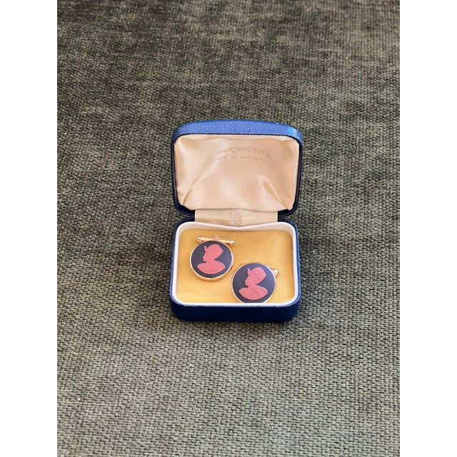 Wedgwood Rare Vintage Royal British Cleopatra "Wedgwood" Gold Plate Cufflinks Circa 1960 For Sale - Image 4 of 18