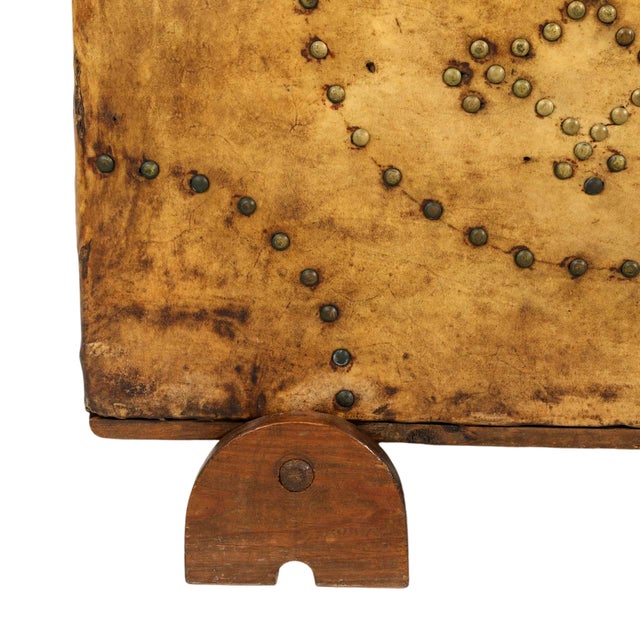 Beige Antique Leather Trunk, 19th Century For Sale - Image 8 of 18