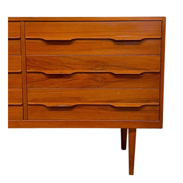 Vintage Mid Century Modern 9 Drawer Long Dresser With Sculpted Drawer Pulls. For Sale In Seattle - Image 6 of 10