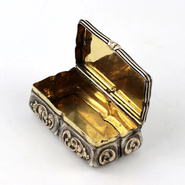 19th Century Silver Snuffbox with Gold Decor For Sale - Image 4 of 9