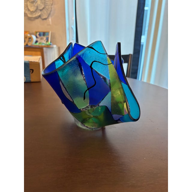 Bobbi Vischi beautiful hand blown hankerchief glass. No maker's mark or label.