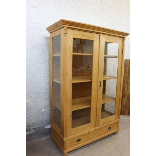Antique Wilhelminian Showcase in Spruce, in Restored conditions. Designed 1890 to 1919