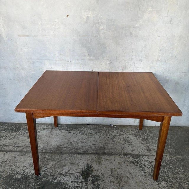 A beautifully proportioned 1960s teak extending dining table by Uniflex, combining a compact footprint with generous...