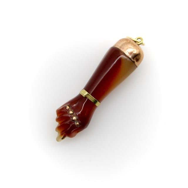 Art Deco 1920s Reddish Brown Celluloid Figa With 9k Gold Cap and 14k Gold Bail For Sale - Image 3 of 10