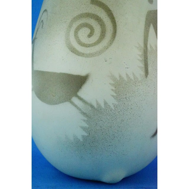 20th Century Modernist Navajo Ceramic Vase with Native American Decoration from Melvin Redhorse, United States, 1970s For Sale - Image 11 of 18