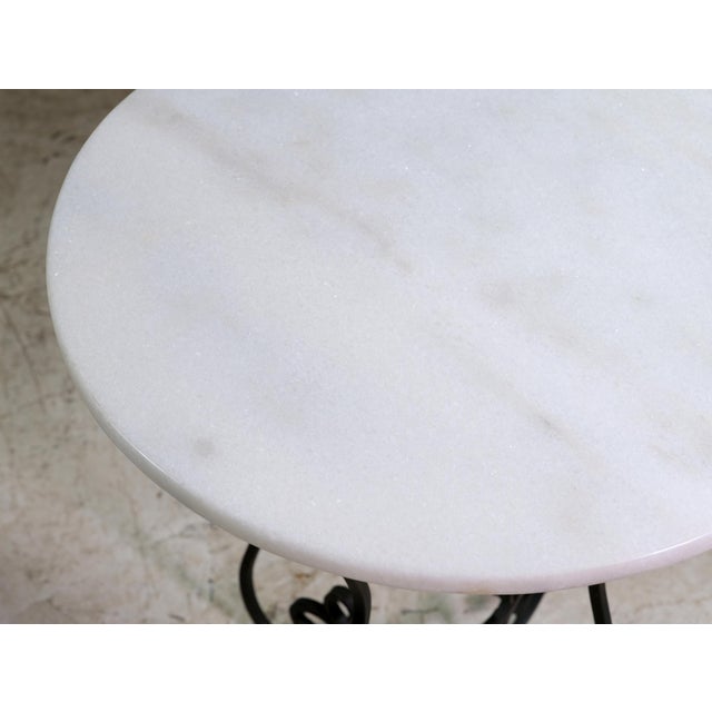 Traditional Mid 20th Century Round 21 In. Marble Wrought Iron Side Table For Sale - Image 3 of 6