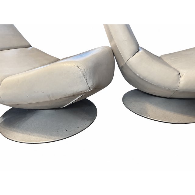 1990s Space Age–Style Cream Swivel Lounge Chairs on Metal Disc Bases—Pair For Sale - Image 9 of 9
