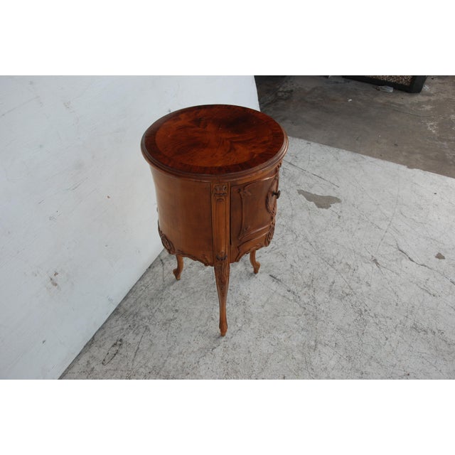 Early 20th Century Louis XV Burl Mahogany Round Side Table or Nightstand For Sale - Image 5 of 8
