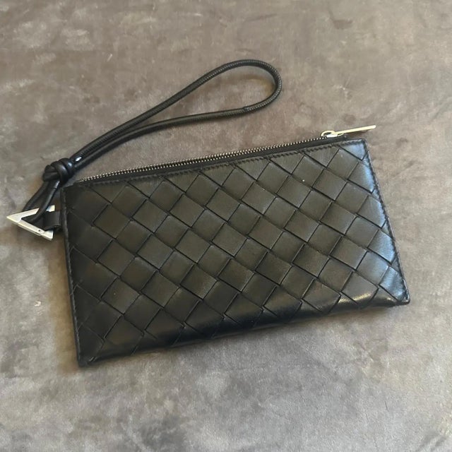 Contemporary 21st Century Black Leather Intrecciato Weave Clutch Wallet by Bottega Veneta For Sale - Image 3 of 12