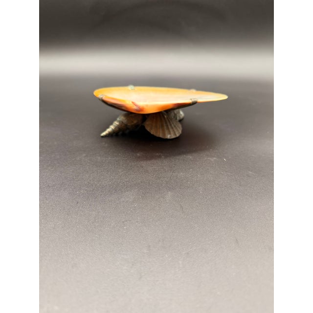 Maitland Smith Two-Piece Caviar Dish – Mother-of-Pearl Elegance This luxurious two-piece caviar dish by Maitland Smith is...