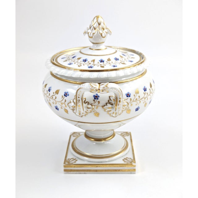 English Worcester porcelain covered sauce tureen dating to the Flight, Barr & Barr period, circa 1820. The piece stands on...