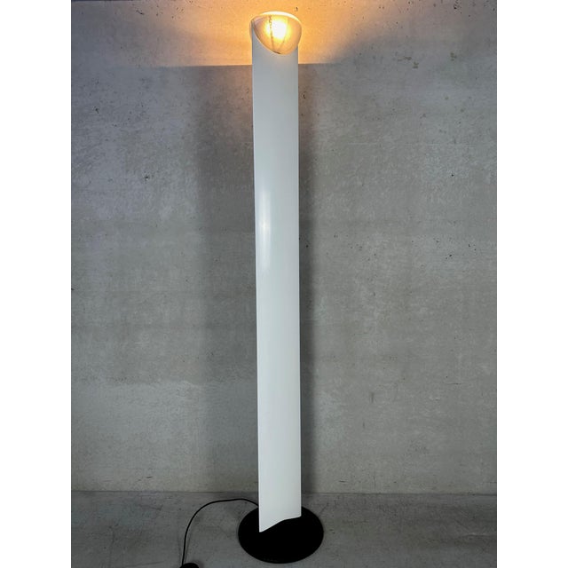 Sleek designer lamp by G.F. Frattini for Luci Italia from the 1980s. Black base with white support. Matte glass globe....