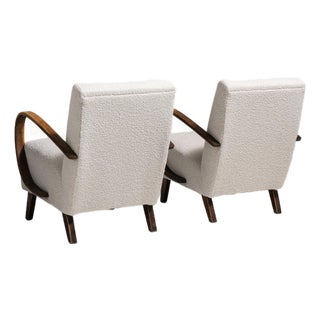 1930-1939 Czech Republic Warm Ivory Linen Pair Of Bentwood-Arm Lounge Chairs For Sale
