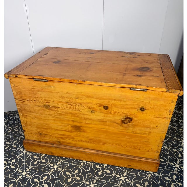 Large Antique 19th Century Large Victorian Pine Trunk Blanket Box For Sale - Image 12 of 17