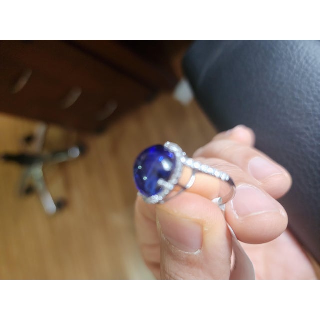 10.10 Ct Natural Tanzanite Cabochon & 0.40 Ct Natural Diamond Ring in 18KW Gold For Sale In New York - Image 6 of 6