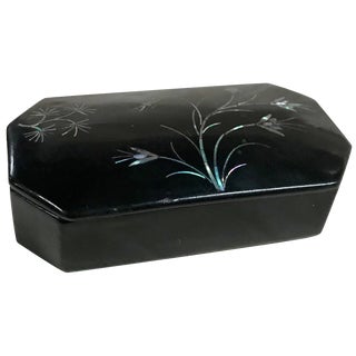 Mother-Of-Pearl Flowers and Dragonfly on Asian Black Lacquer Snuff Box For Sale