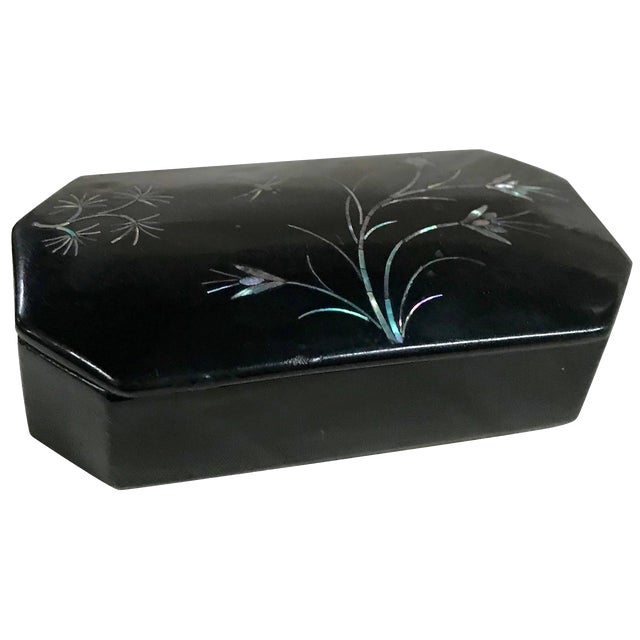Mother-Of-Pearl Flowers and Dragonfly on Asian Black Lacquer Snuff Box For Sale