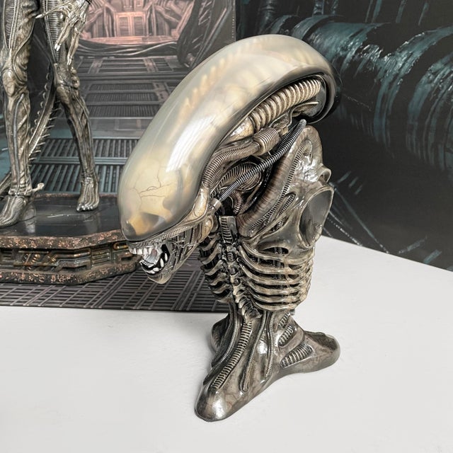 Black Limited Edition Alien Big Chap Japan Figure from Prime 1 Studio, 2000s For Sale - Image 8 of 18