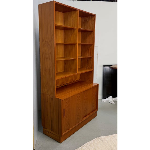 Mid-Century Modern Danish Modern Teak Bookcase Cabinet by Hundevad & Co., Denmark, 1990s For Sale - Image 3 of 14