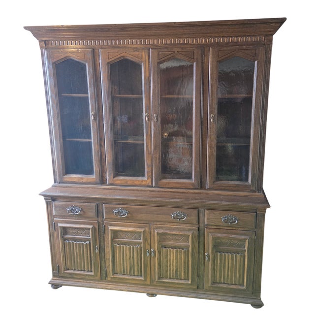 Wood 1970s Ethan Allen Jacobean Charter Oak Breakfront China Cabinet Hutch Display For Sale - Image 7 of 11