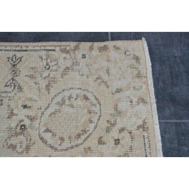 1960s Beige Anatolian Wool Area Rug For Sale - Image 6 of 11
