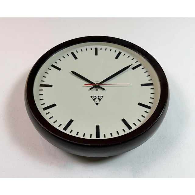 Industrial Bakelite Factory Wall Clock from Pragotron, 1970s For Sale - Image 6 of 18