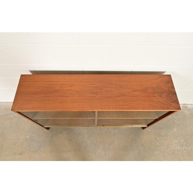 Paul McCobb for Calvin Linear Group Sliding Door Bookcase Cabinet, 1950s For Sale - Image 9 of 15