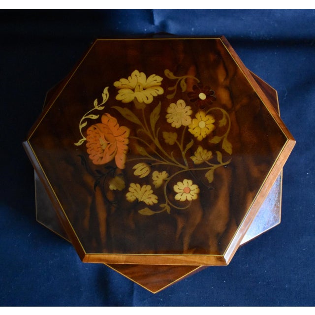 1960s Vintage Sorrento Italian Inlaid Wood Musical Jewelry Box Geometric Hexagonal For Sale - Image 5 of 14