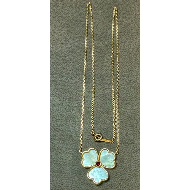 Late 20th Century Mauboussin Paris 18Kt Yellow Gold Vintage Mother Of Pearl Clover Pendant For Sale - Image 5 of 18