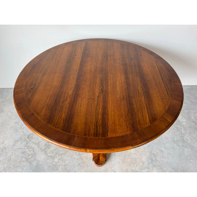 This elegant vintage Henredon round dining table showcases the brand’s renowned craftsmanship and timeless American...