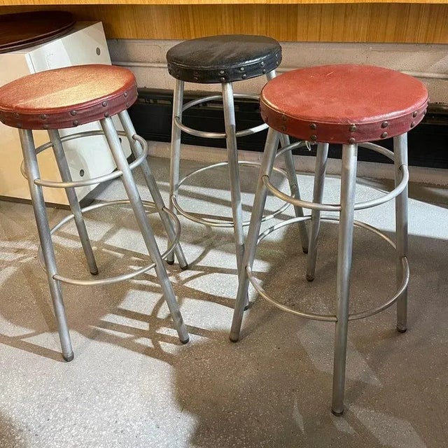 Alcoa Aluminum 1930s Machine Age Tubular Aluminium Counter Stools by Alcoa Aluminum Co - Set of 3 For Sale - Image 4 of 10