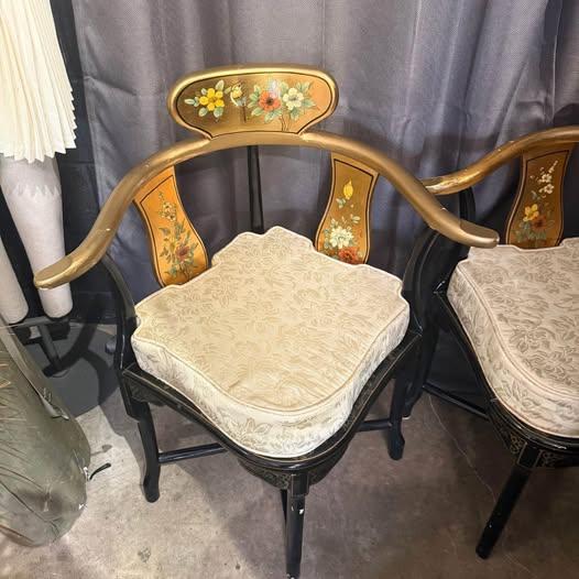 Mid 20th Century Vintage Japanese Gilt Lacquered Hand Painted Corner Chair For Sale - Image 4 of 8