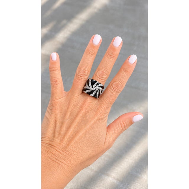 Modern 1980s Bold Swirl Diamond & Black Enamel Cocktail Ring in 18K White Gold For Sale - Image 3 of 18