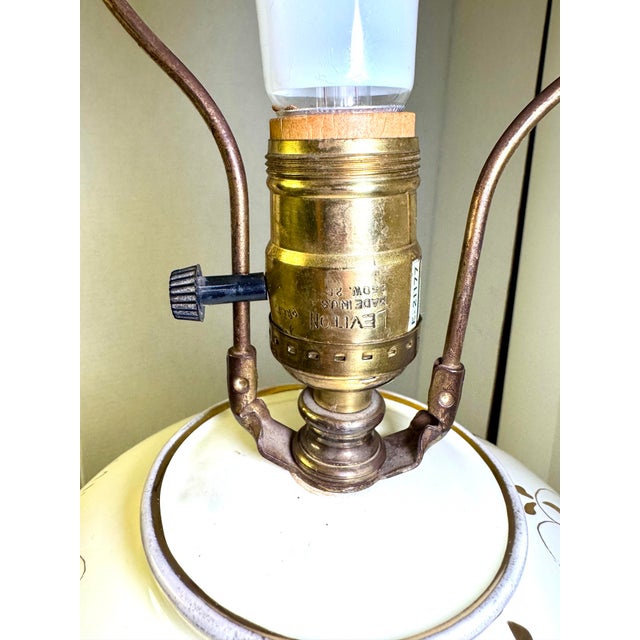 1950s Vintage Mid-Century Modern Hand-Painted Ceramic Table Lamp With Grape Leaves & Gold, Brass Base For Sale - Image 5 of 12