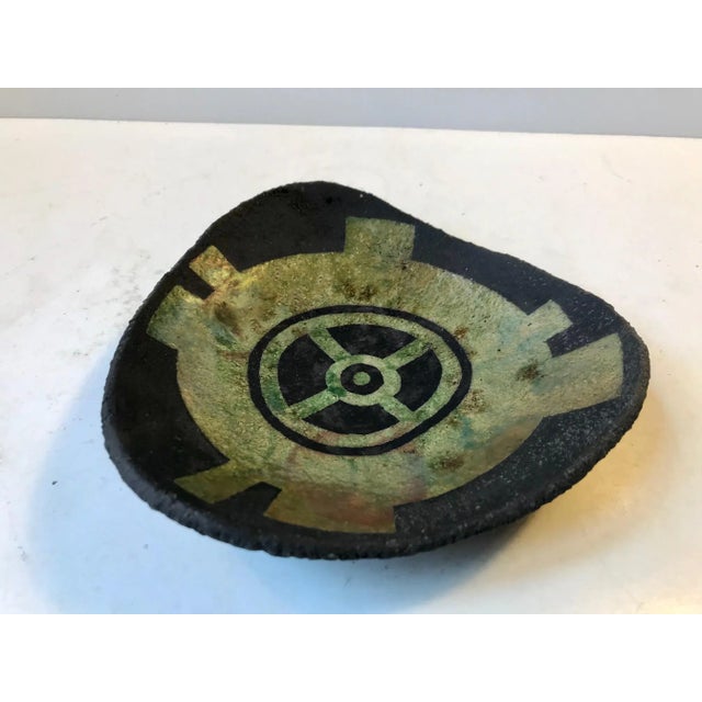 1970s Scandinavian Black Terracotta Dish with Green Abstract Motif, 1970s For Sale - Image 5 of 5