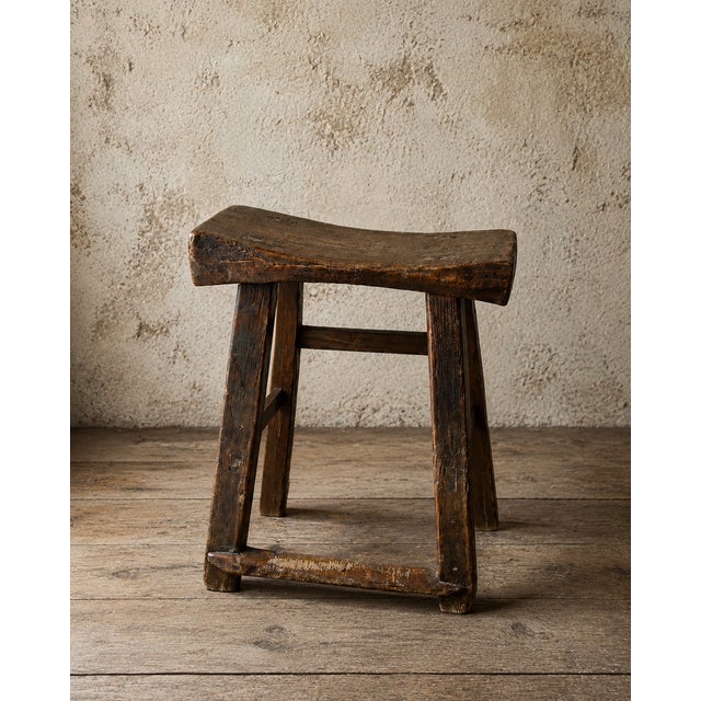 English Primitive Elm Milking Stool with Hand-Shaped Saddle Seat, 17th Century For Sale - Image 6 of 7